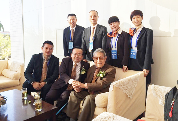 陈琳教授与伦华教育团队合影.jpg