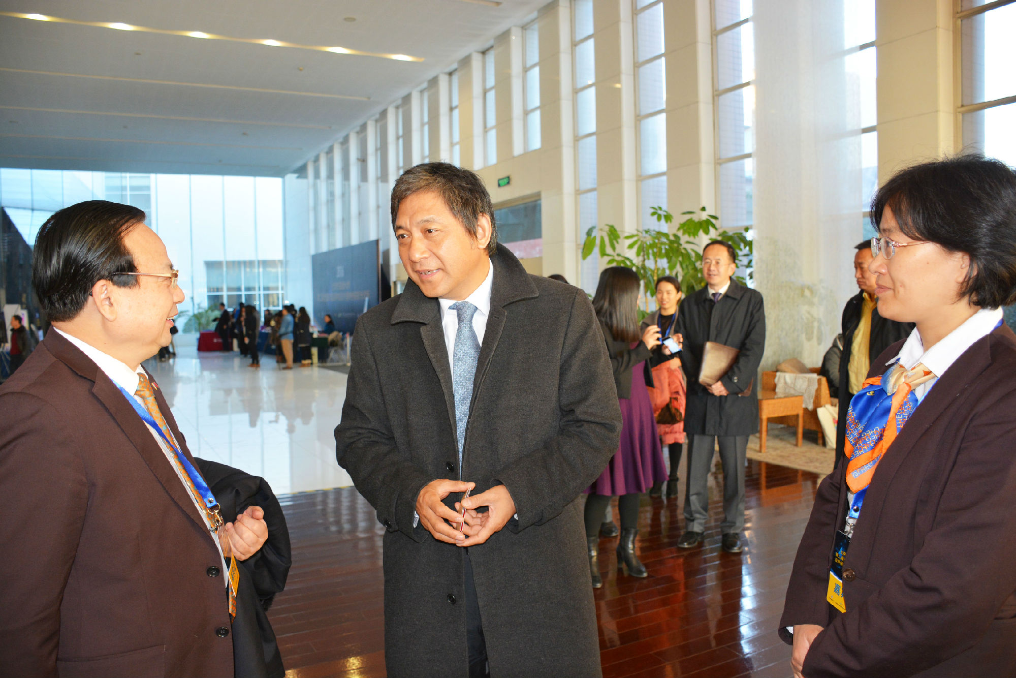 北京外国语大学校长彭龙先生与曹伦华先生再次见面,亲切交流。.jpg